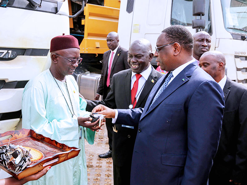 Le Président de la République du Sénégal, M. Macky Sall, a participé à la cérémonie de la livraison du projet de rénovation des véhicules anciennes organisée par SINOTRUK INTERNATIONAL, il a remis les clés des véhicules à l’Association des transports.